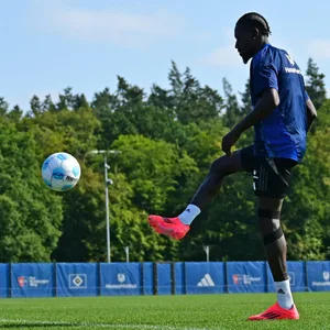 Bakery Jatta ist zurück am Ball. Noch muss der HSV-Angreifer im Volkspark individuell trainieren. Das soll sich aber bald ändern.