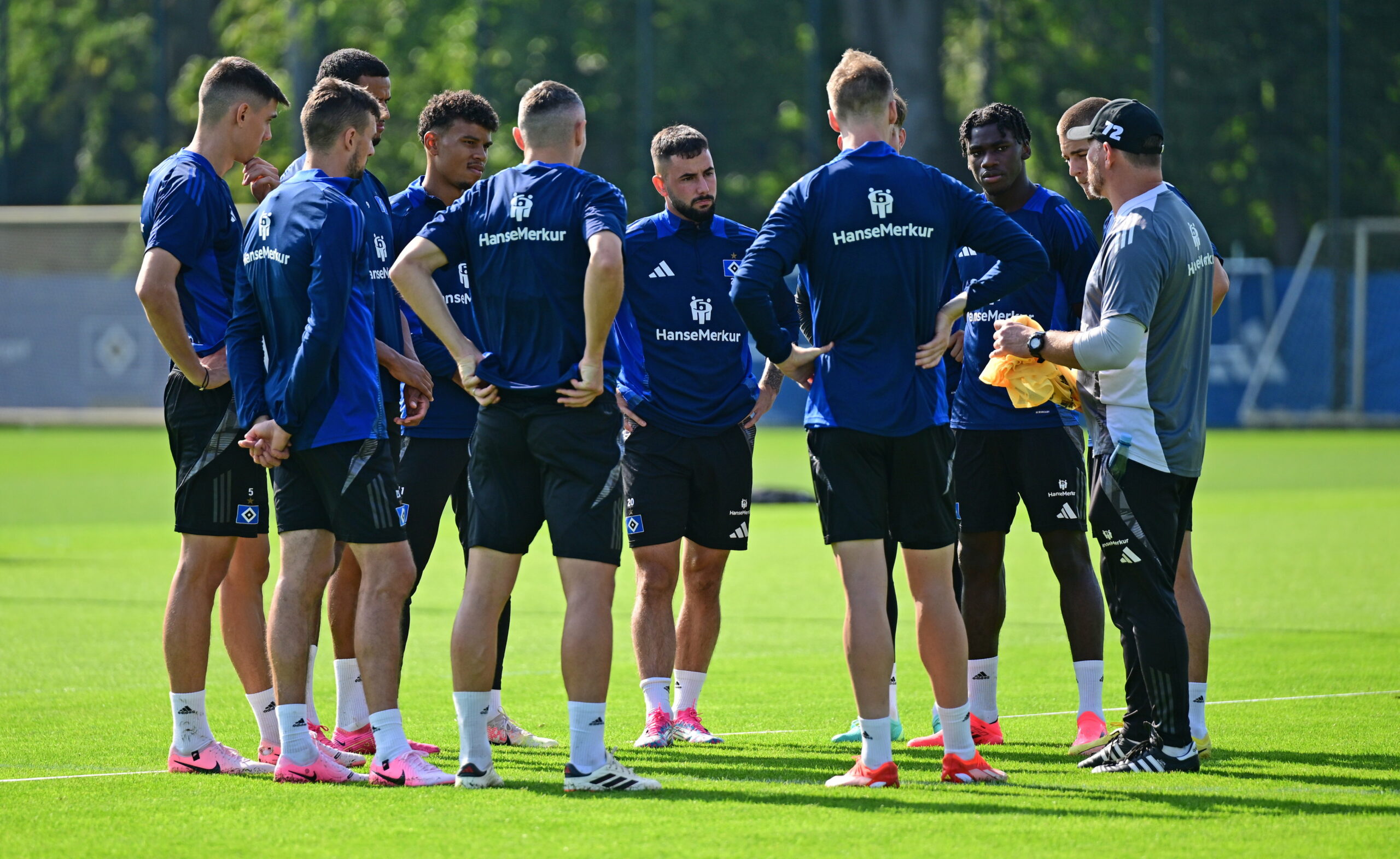 HSV-Trainer Steffen Baumgart hat die Qual der Wahl und kann beim Blick auf den Kader gerade aus dem Vollen schöpfen.