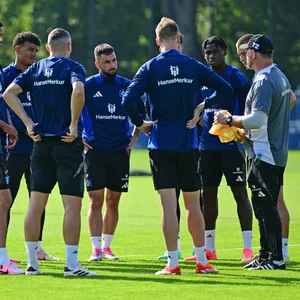 HSV-Trainer Steffen Baumgart hat die Qual der Wahl und kann beim Blick auf den Kader gerade aus dem Vollen schöpfen.