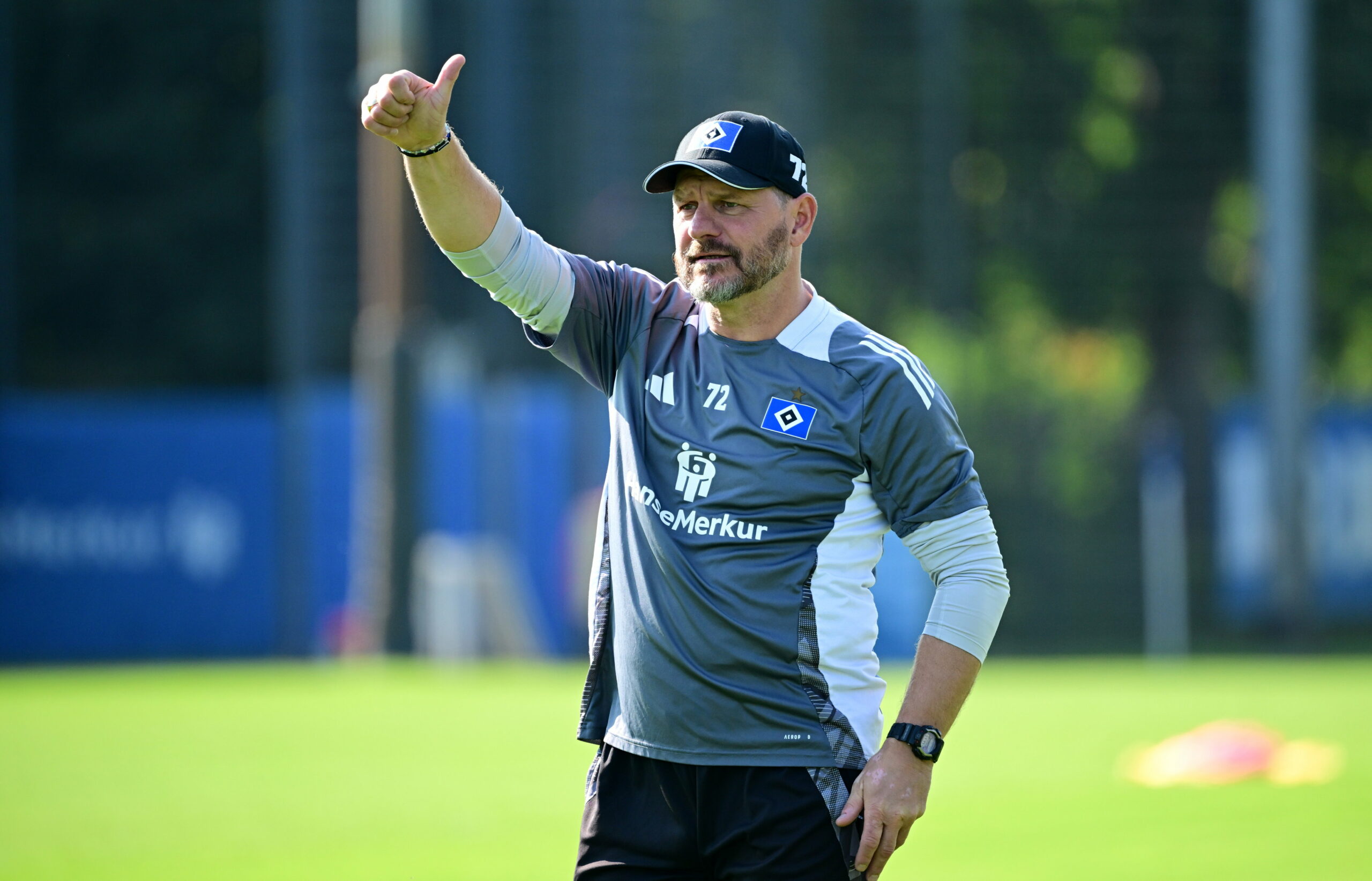 HSV-Trainer Steffen Baumgart zeigt im Training die Daumen hoch.