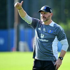 HSV-Trainer Steffen Baumgart zeigt im Training die Daumen hoch.