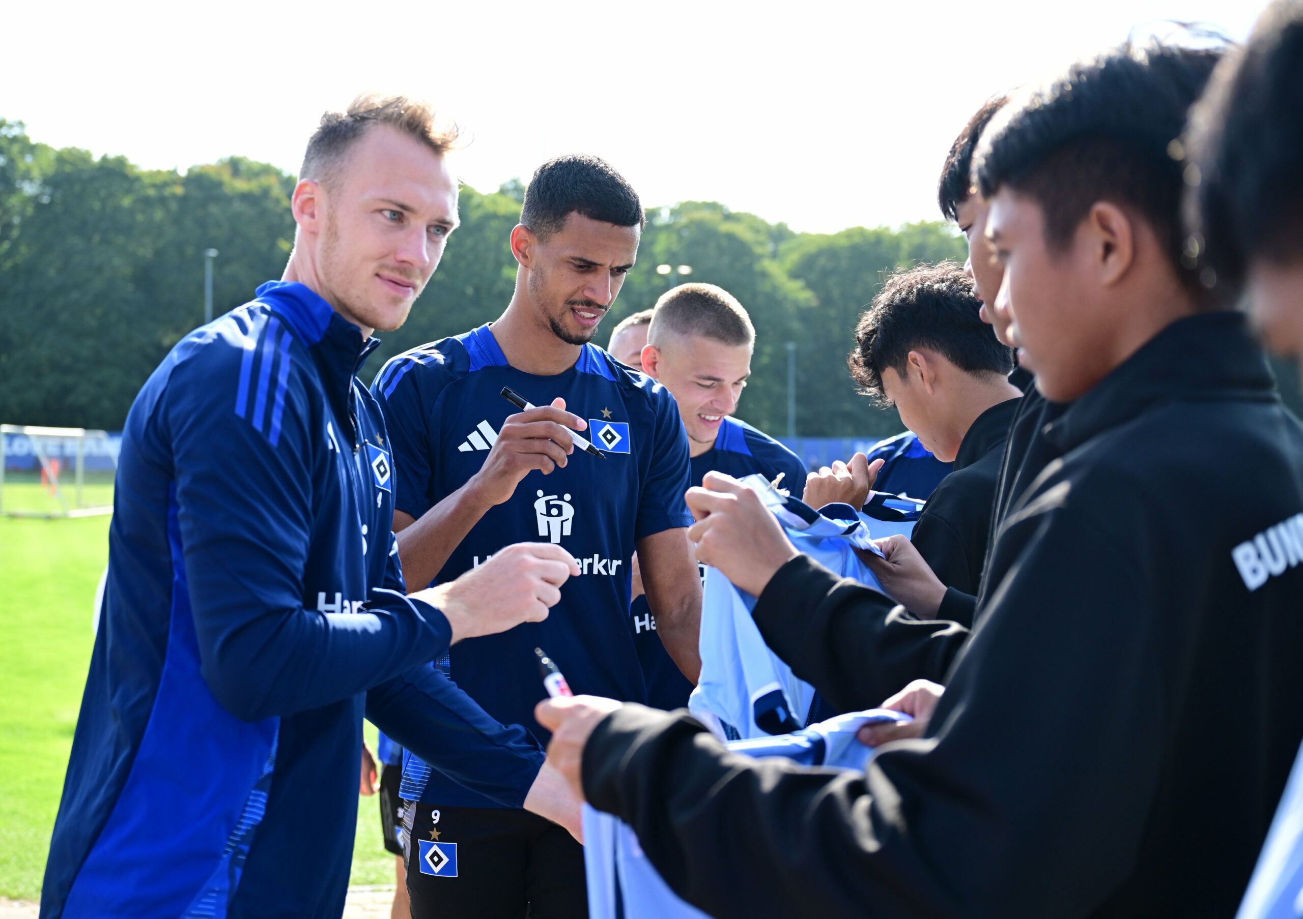 Sebastian Schonlau und Robert Glatzel unterschreiben am Trainingsplatz Autogramme für Talente