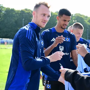 Sebastian Schonlau und Robert Glatzel unterschreiben am Trainingsplatz Autogramme für Talente