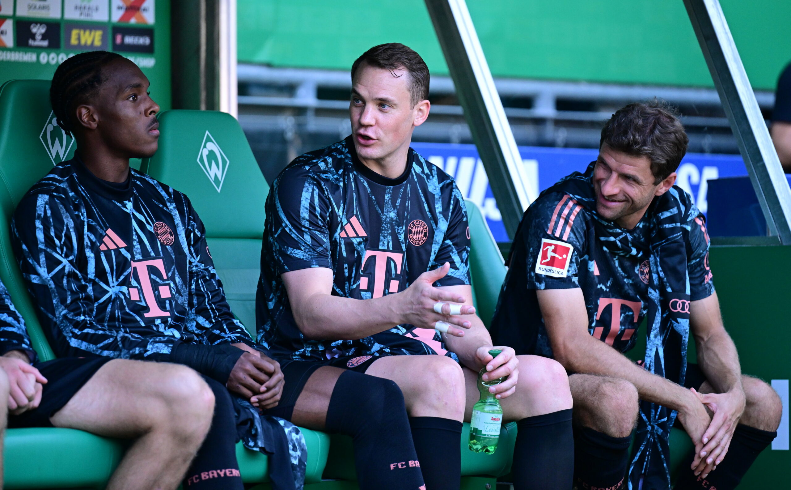 Manuel Neuer nahm nach dem Aufwärmen auf der Bayern-Bank Platz.