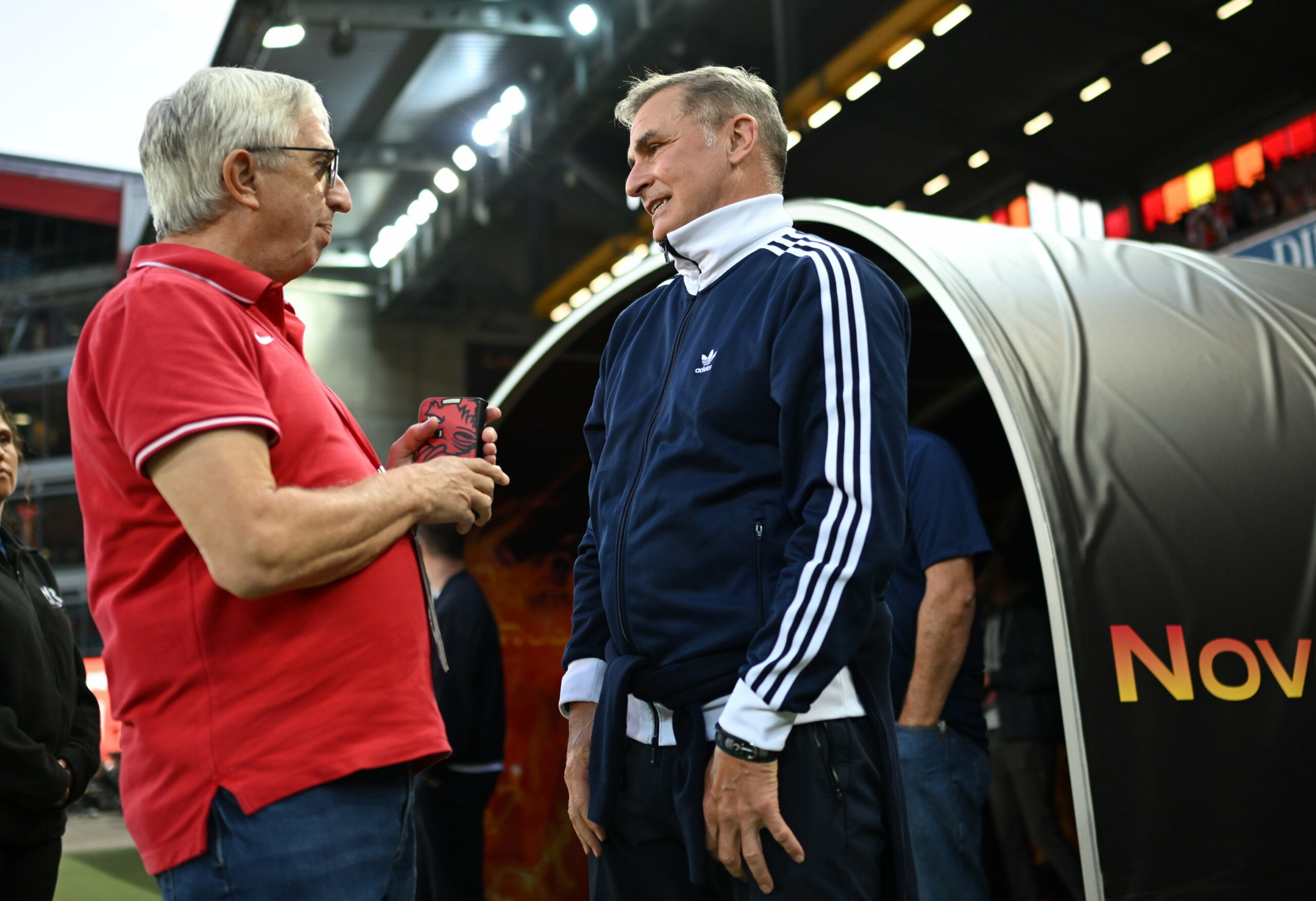 Steffen Baumgart unterhält sich im Fritz-Walter-Stadion mit Erich Huber