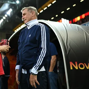 Steffen Baumgart unterhält sich im Fritz-Walter-Stadion mit Erich Huber