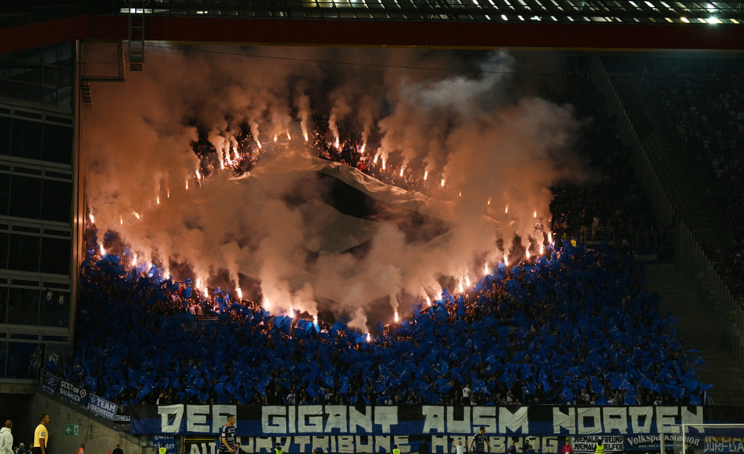 Die HSV-Fans formen im Gästeblock des Fritz-Walter-Stadions mithilfe von Pyrotechnik eine Raute.