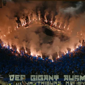 Die HSV-Fans formen im Gästeblock des Fritz-Walter-Stadions mithilfe von Pyrotechnik eine Raute.