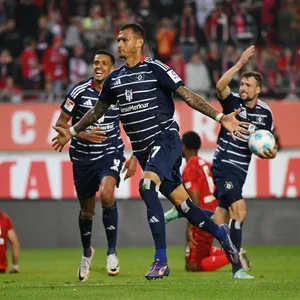 Davie Selke und Robert Glatzel jubeln vor der HSV-Kurve