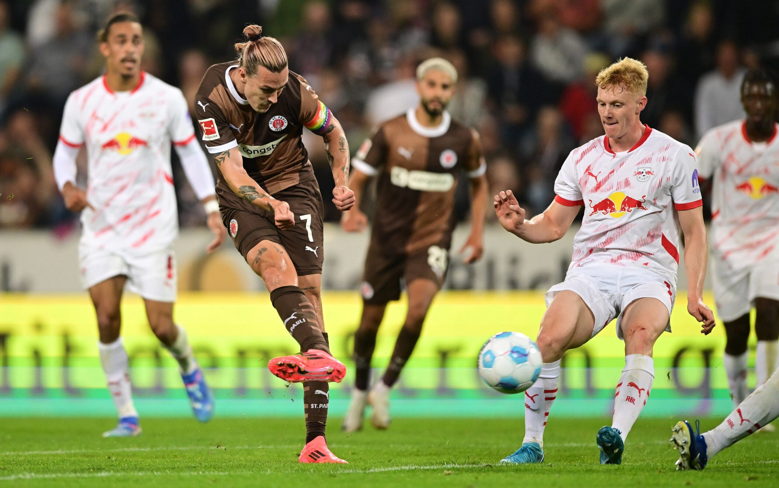 Jackson Irvine beim Torschuss gegen Leipzig