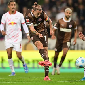 Jackson Irvine beim Torschuss gegen Leipzig