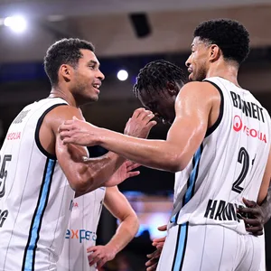 Kenneth Ogbe und Jordan Barnett freuen sich über den starken Auftritt gegen Berlin.