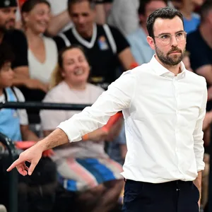 Benka Barloschky zeigt mit seinem Arm nach rechts unten.