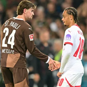 Connor Metcalfe klatscht mit RB-Star Xavi Simons ab