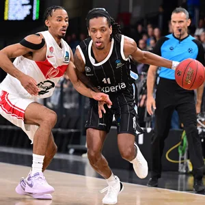 Keondre Kennedy führt den Ball gegen Mehdy Ngouama.