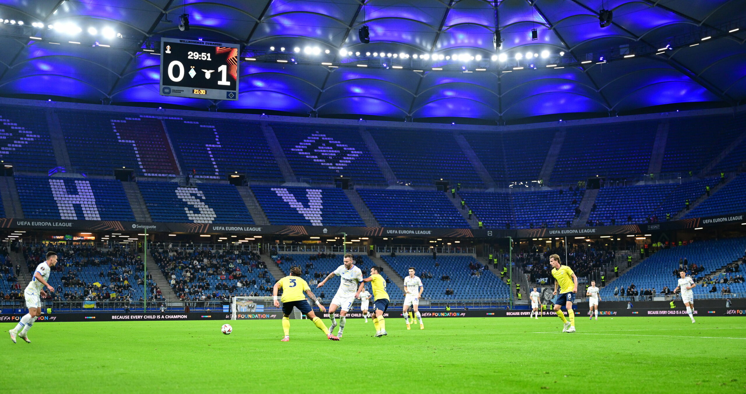 Nur wenige Fans waren live im Volkspark dabei, als Dynamo Kiew (in weiß) Lazio Rom empfing.