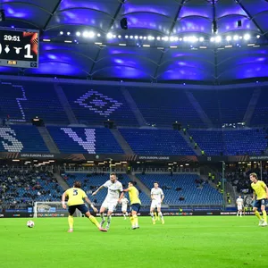 Nur wenige Fans waren live im Volkspark dabei, als Dynamo Kiew (in weiß) Lazio Rom empfing.
