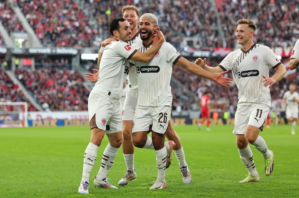 „Haben danach gelechzt“: So feiert St. Pauli den erlösenden Bundesliga-Sieg