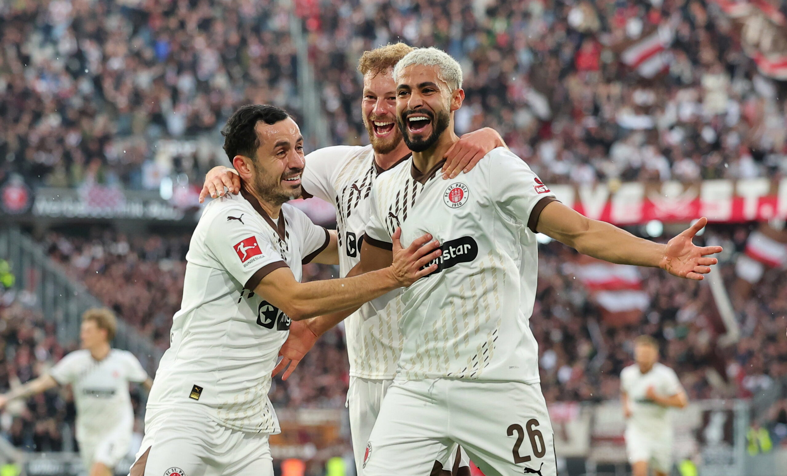 Manolis Saliakas und Carlo Boukhalfa feiern Doppeltorschütze Elias Saad