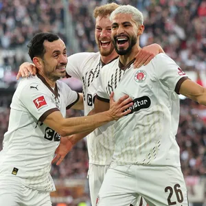 Manolis Saliakas und Carlo Boukhalfa feiern Doppeltorschütze Elias Saad