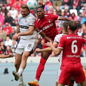 Carlo Boukhalfa im Kopfballduell mit Junior Adamu