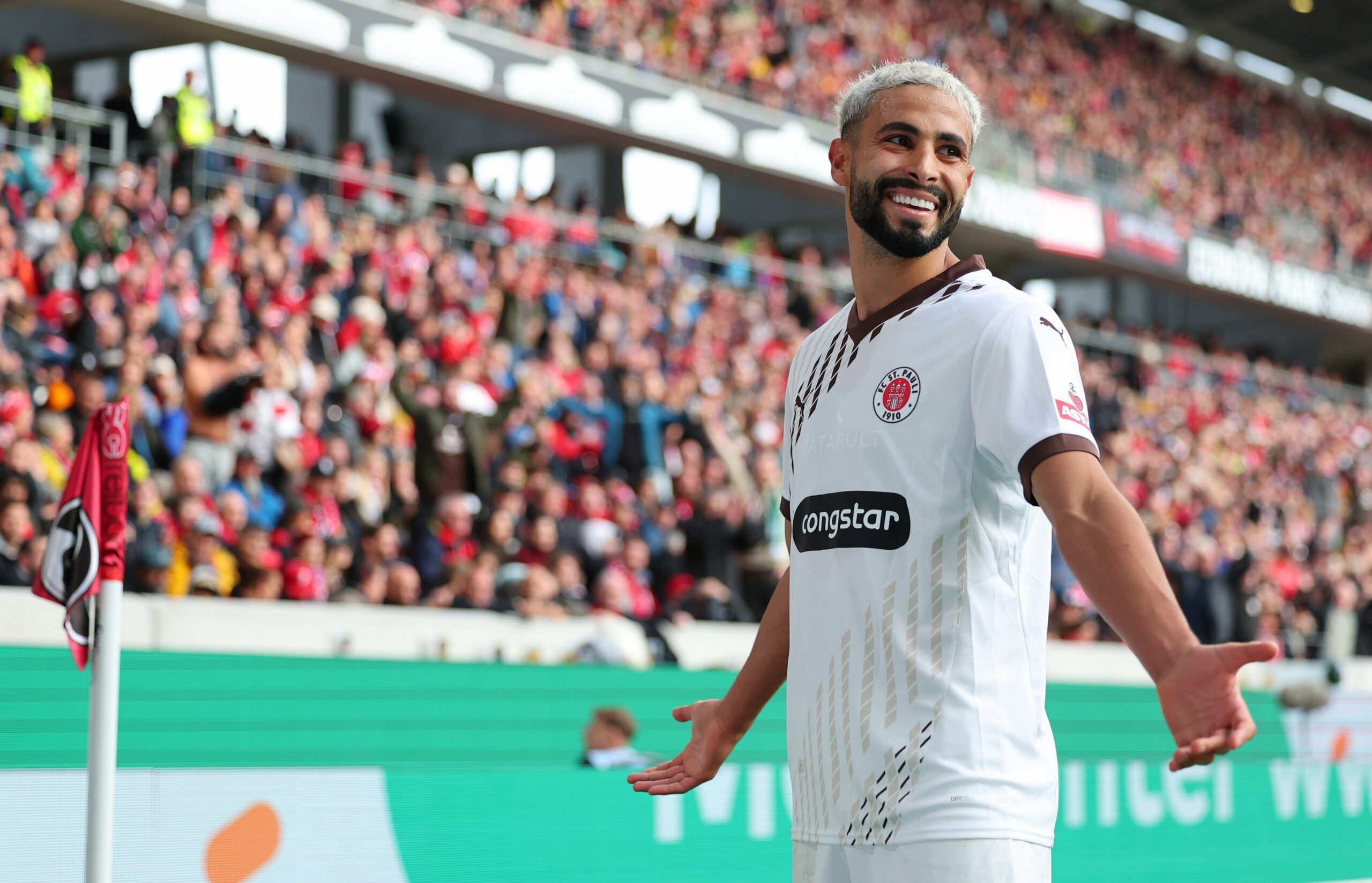 Elias Saad bejubelt sein Tor zum 3:0 mit ausgebreiteten Armen.