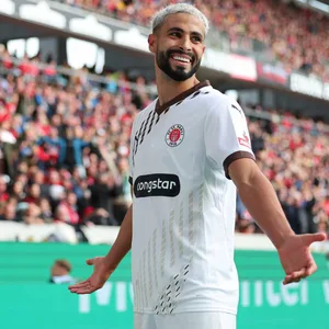 Elias Saad bejubelt sein Tor zum 3:0 mit ausgebreiteten Armen.
