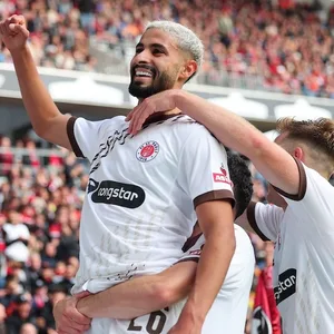 St. Paulis Matchwinner Ellias Saad feiert seinen zweiten Treffer in Freiburg