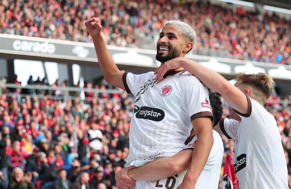 St. Paulis Matchwinner Ellias Saad feiert seinen zweiten Treffer in Freiburg