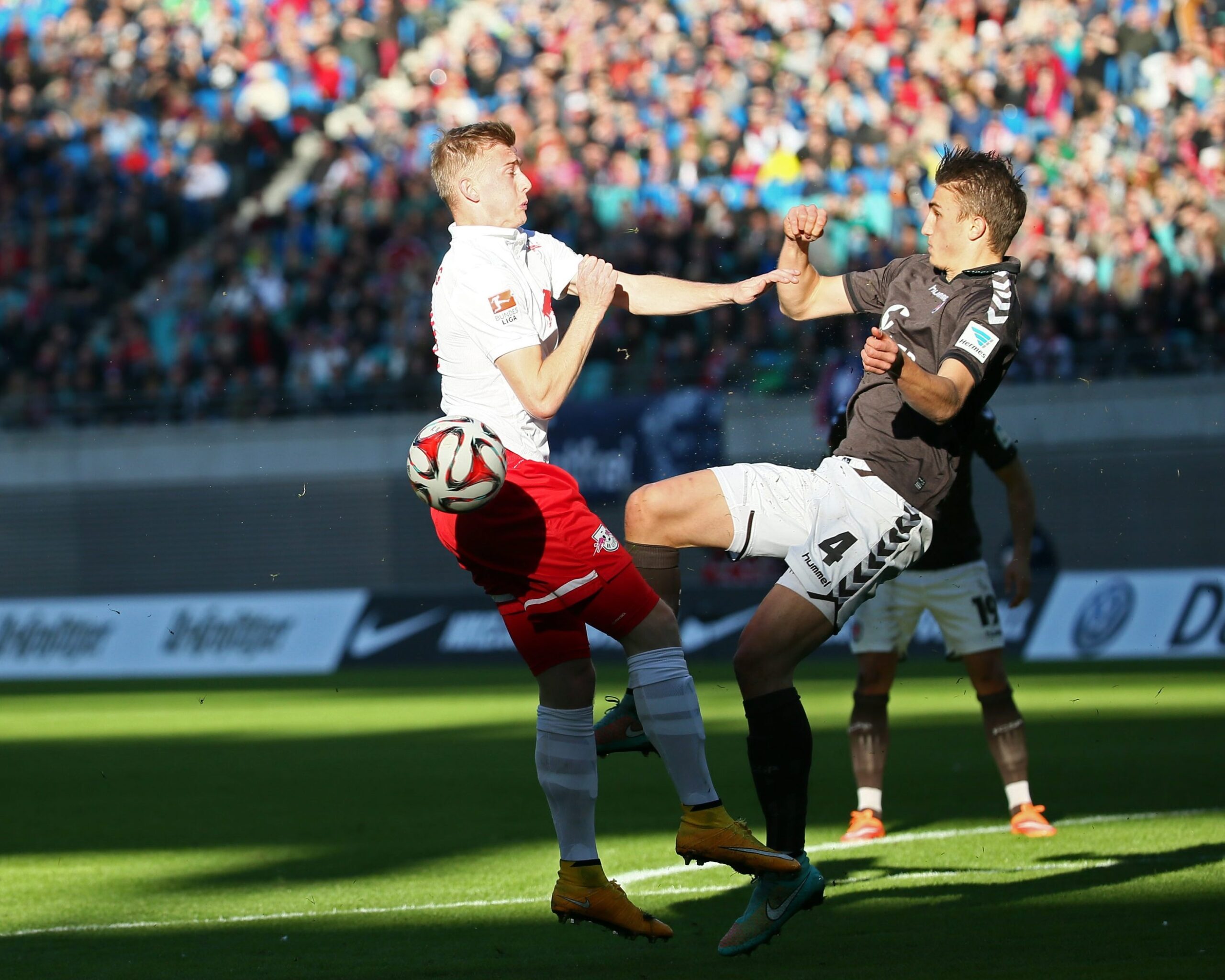 In 2014 trafen RB und St. Pauli schon einmal in Leipzig aufeinander (hier Georg Teigl (RB Leipzig) und Philipp Ziereis).