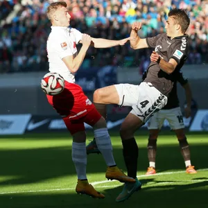 In 2014 trafen RB und St. Pauli schon einmal in Leipzig aufeinander (hier Georg Teigl (RB Leipzig) und Philipp Ziereis).