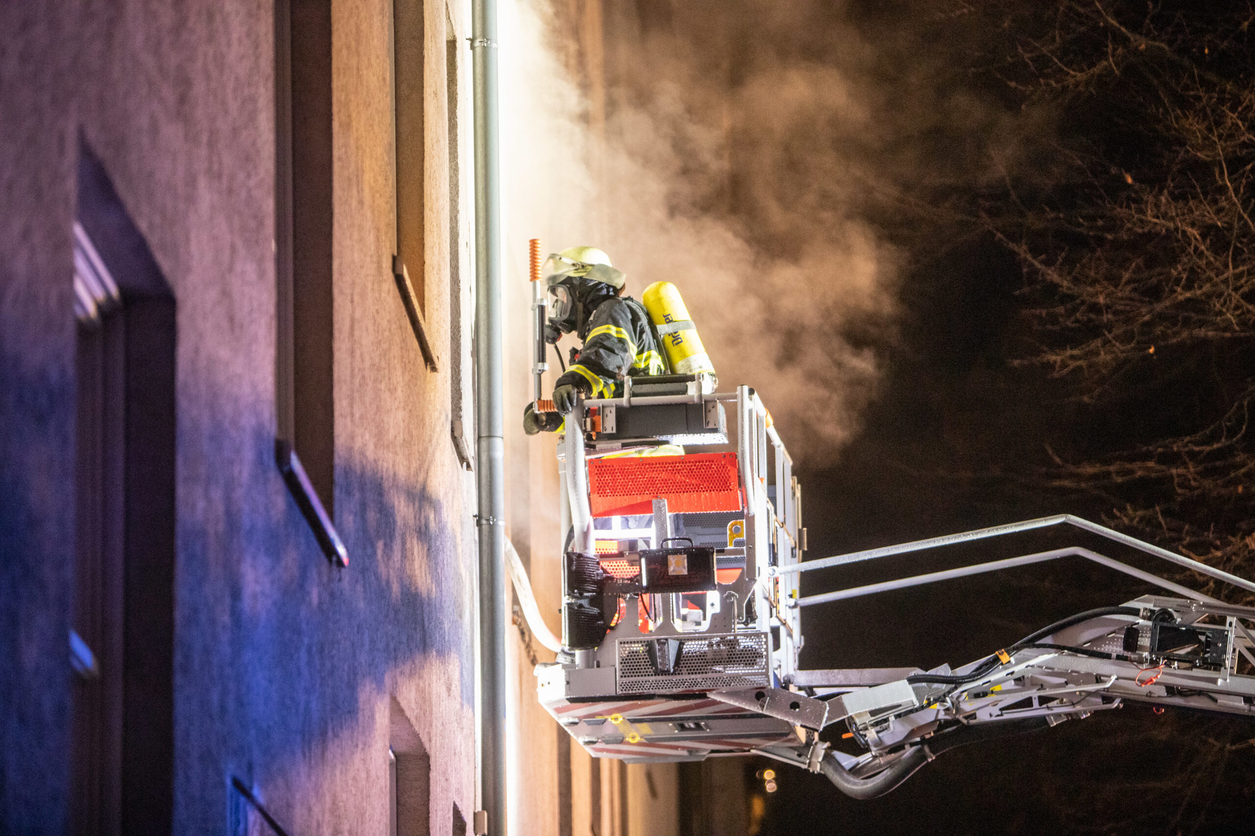 Die Berufsfeuerwehr Neumünster hatte die Bewohner aus dem Gebäude gerettet.