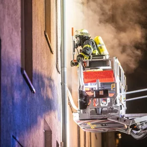 Die Berufsfeuerwehr Neumünster hatte die Bewohner aus dem Gebäude gerettet.