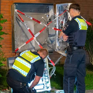 Polizisten untersuchen den gesprengten Zigarettenautomaten auf der Von-Scheliha-Straße.