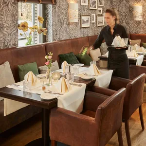 Gehobene regionale und saisonale Gerichte werden im Restaurant „Zum Dorfkrug“ serviert.