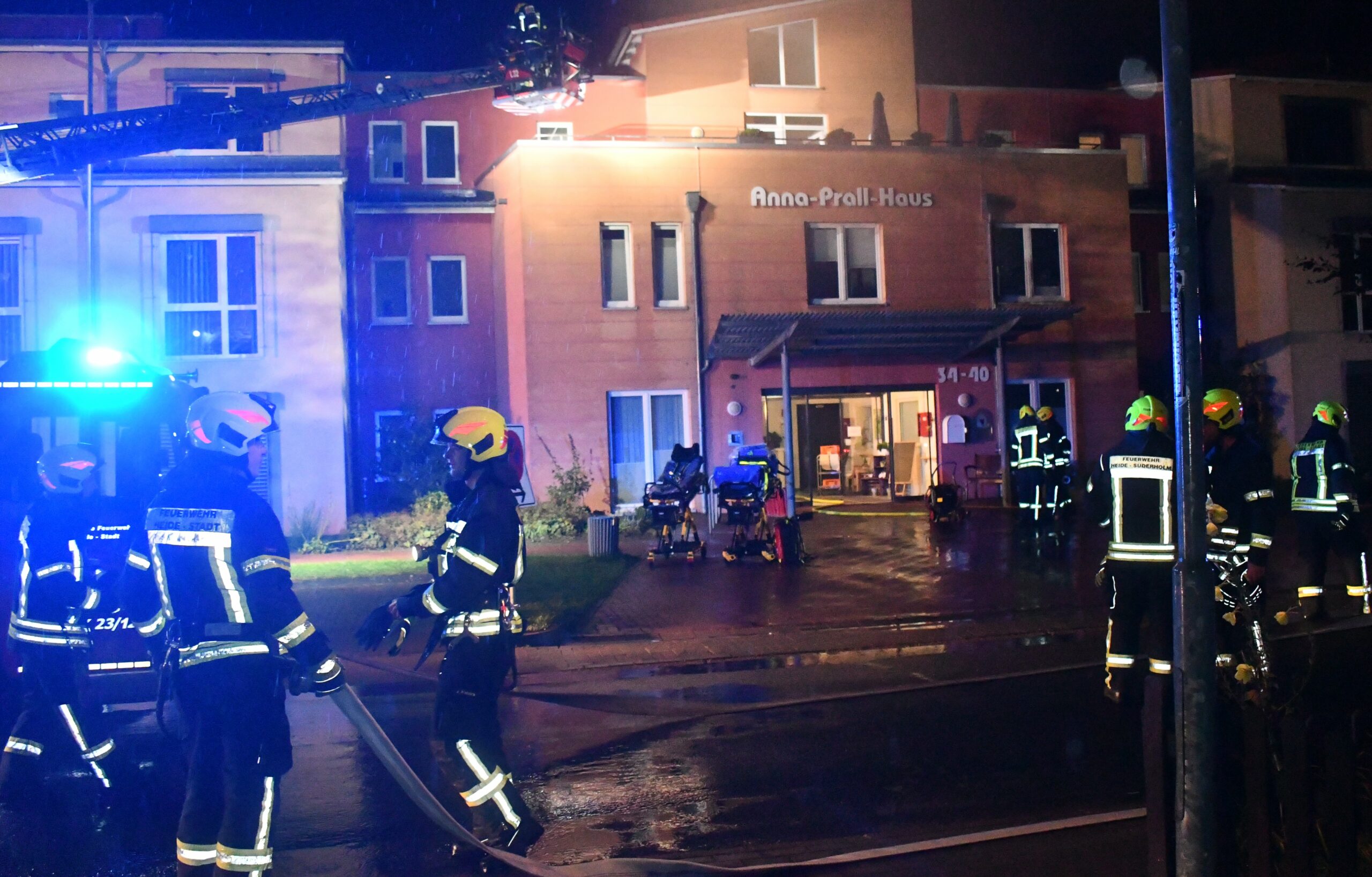 Rund 50 Retter waren in Heide im Einsatz.