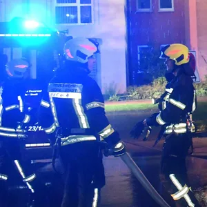 Rund 50 Retter waren in Heide im Einsatz.
