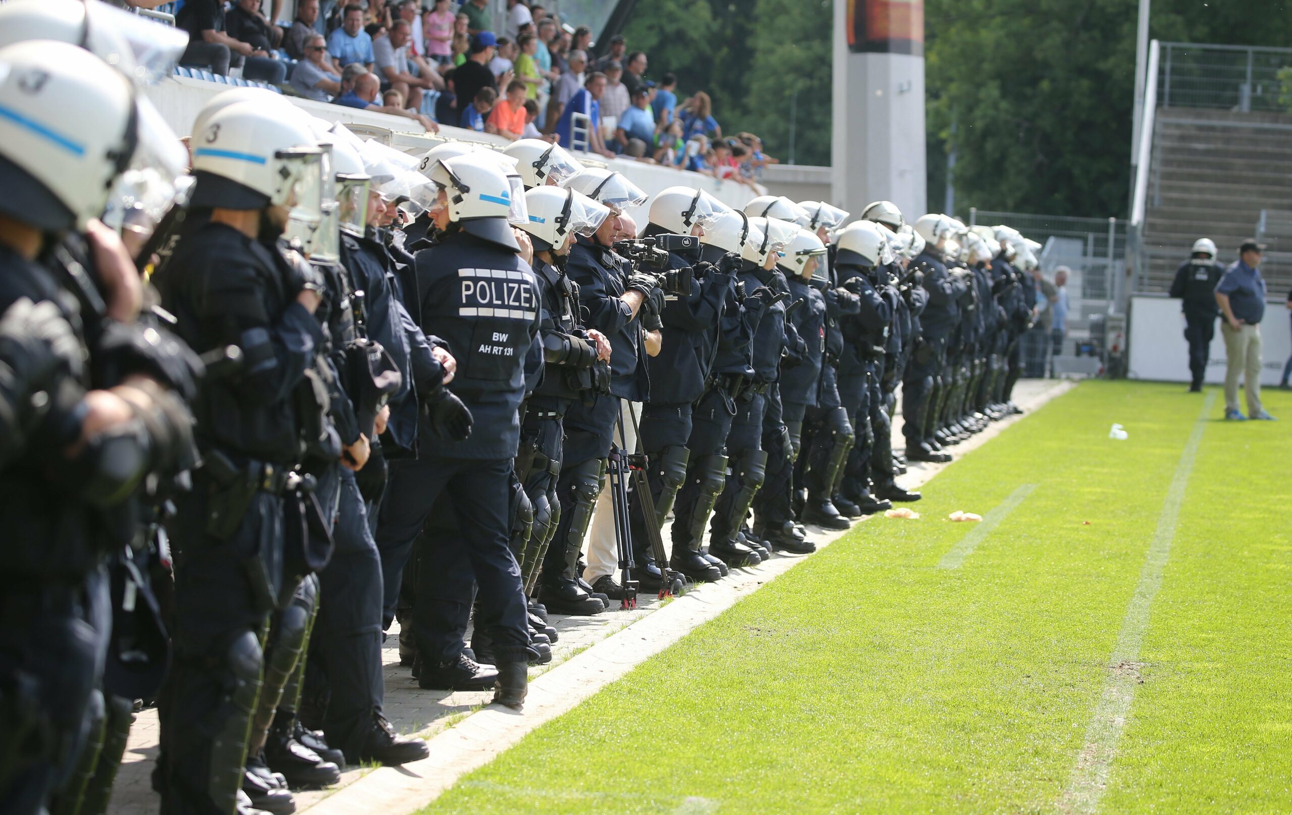 Polizei bei einem Amateurfußballspiel