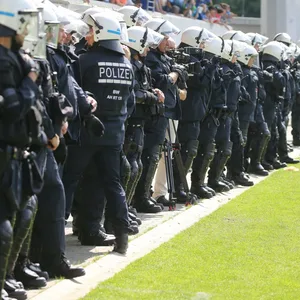 Polizei bei einem Amateurfußballspiel