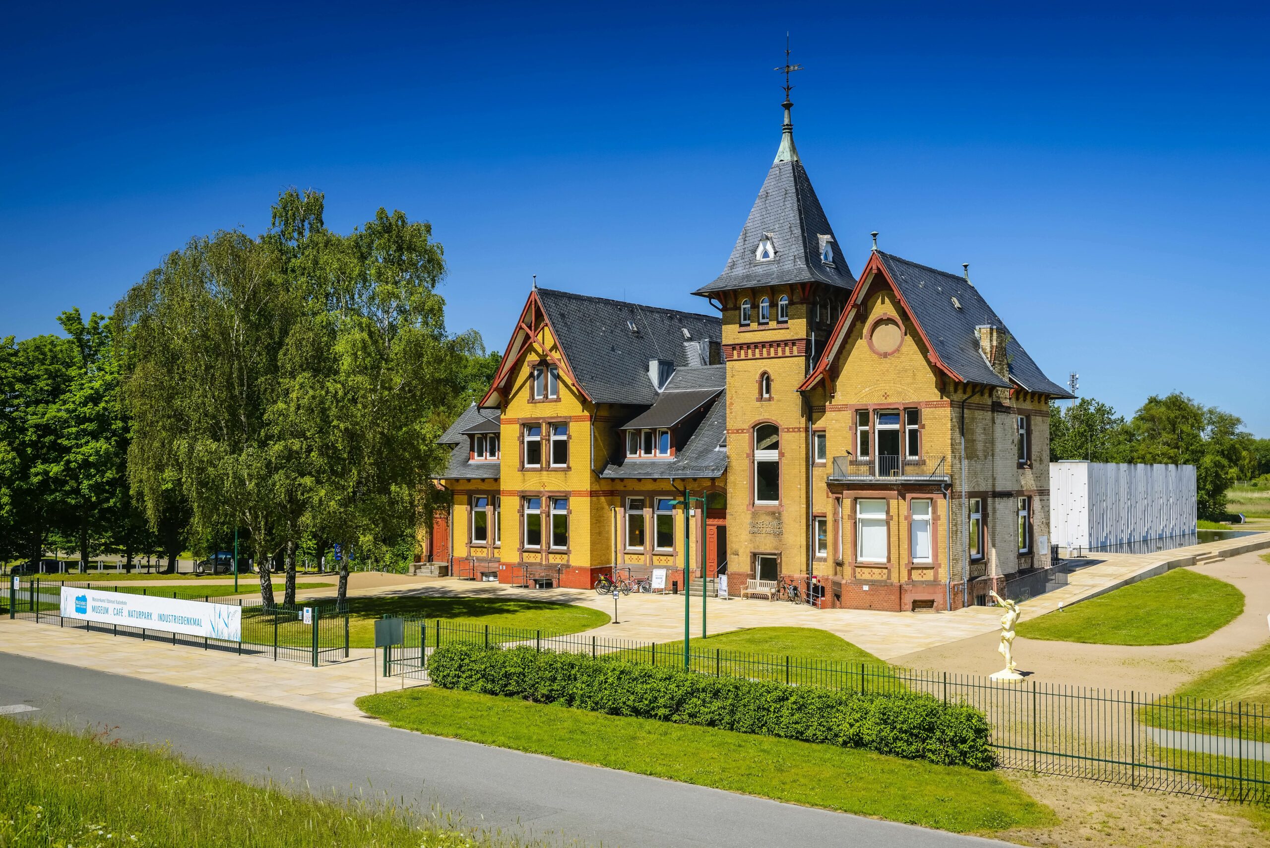Eine alte Backstein-Villa mit Türmchen bei Sonnenschein
