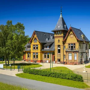 Eine alte Backstein-Villa mit Türmchen bei Sonnenschein