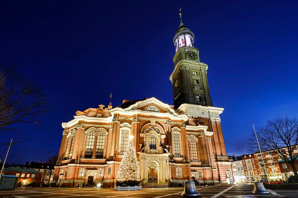 Beleuchtete Weihnachtstanne vor dem Michel. Den Weihnachtsmarkt gibt es schon über 100 Jahre.