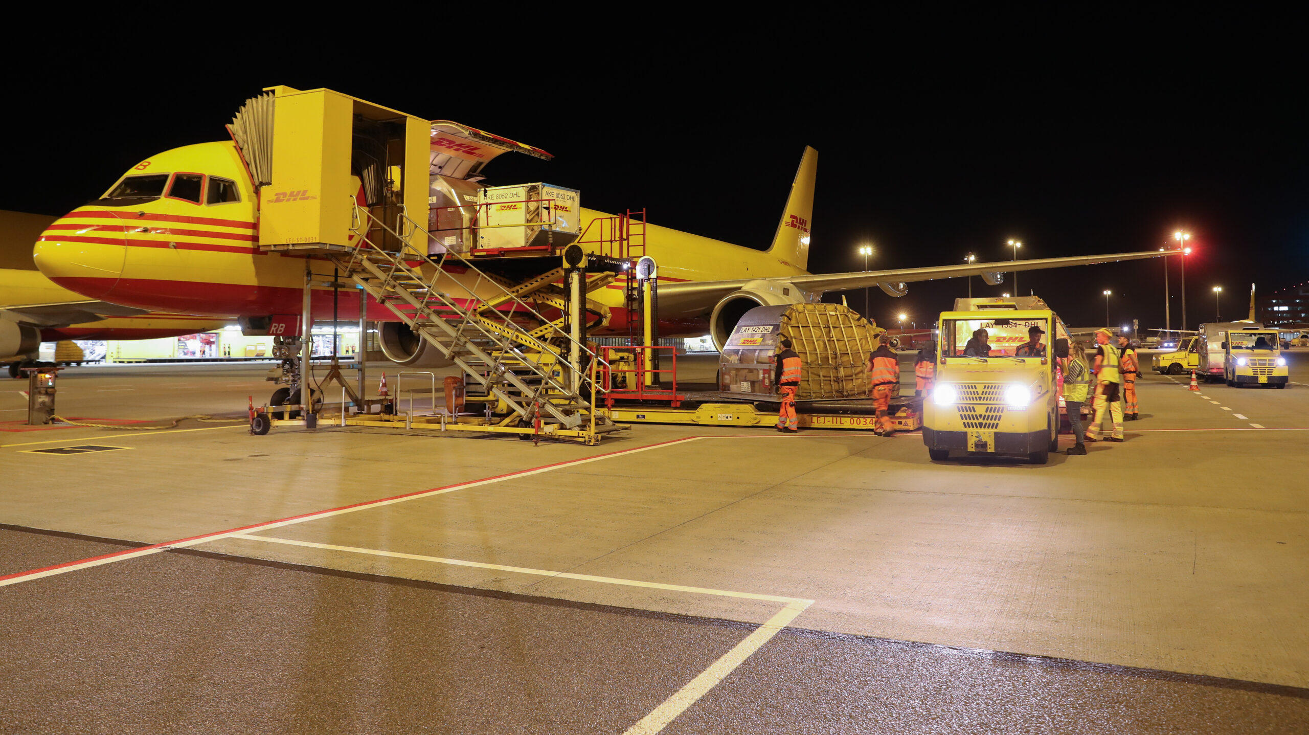 Ein Frachtflugzeug wird am Flughafen Leipzig/Halle beladen (Archivbild).