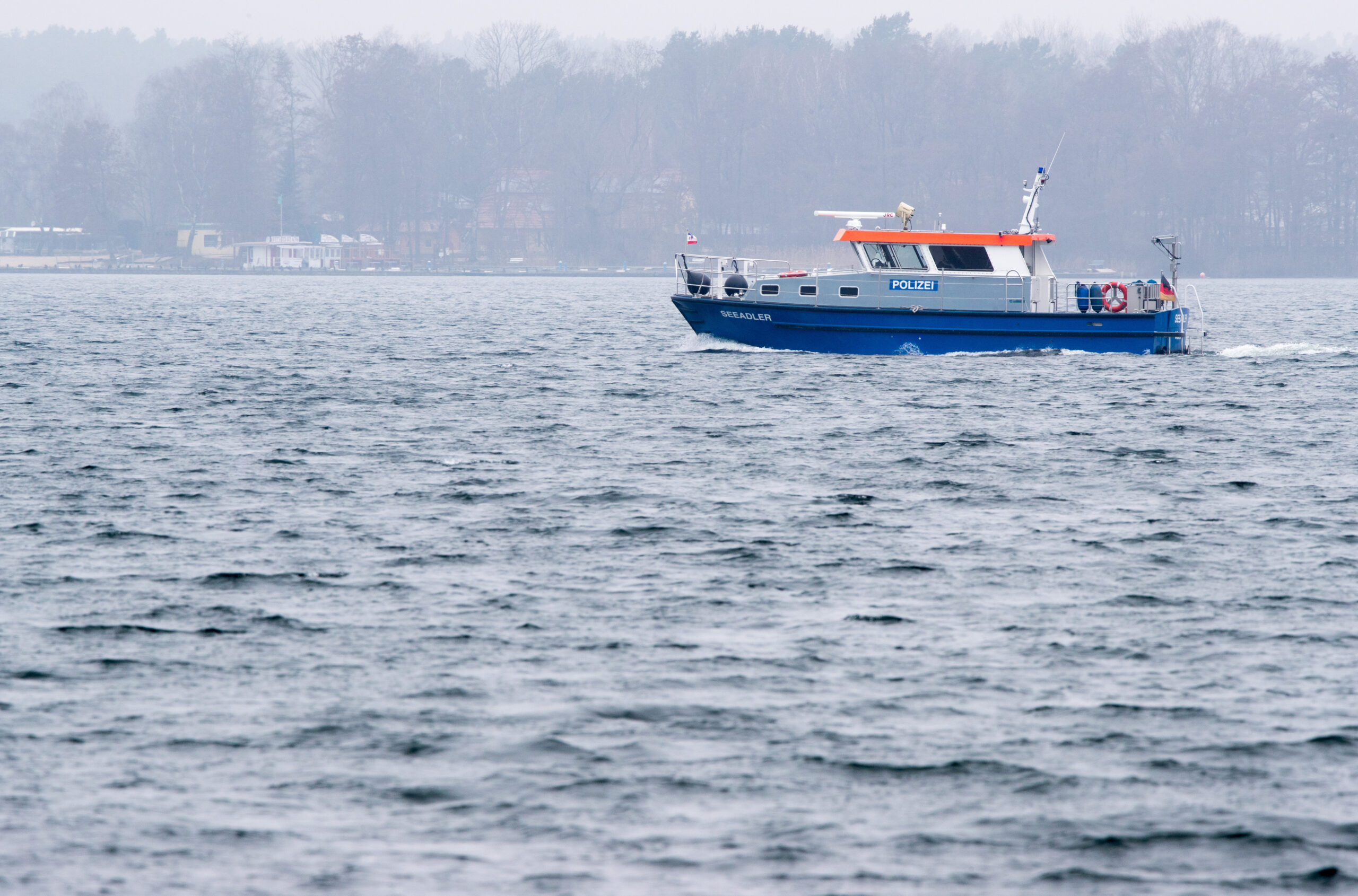 Das Patrouillenboot „Seeadler“ der Wasserschutzpolizei ist auf der Müritz unterwegs.