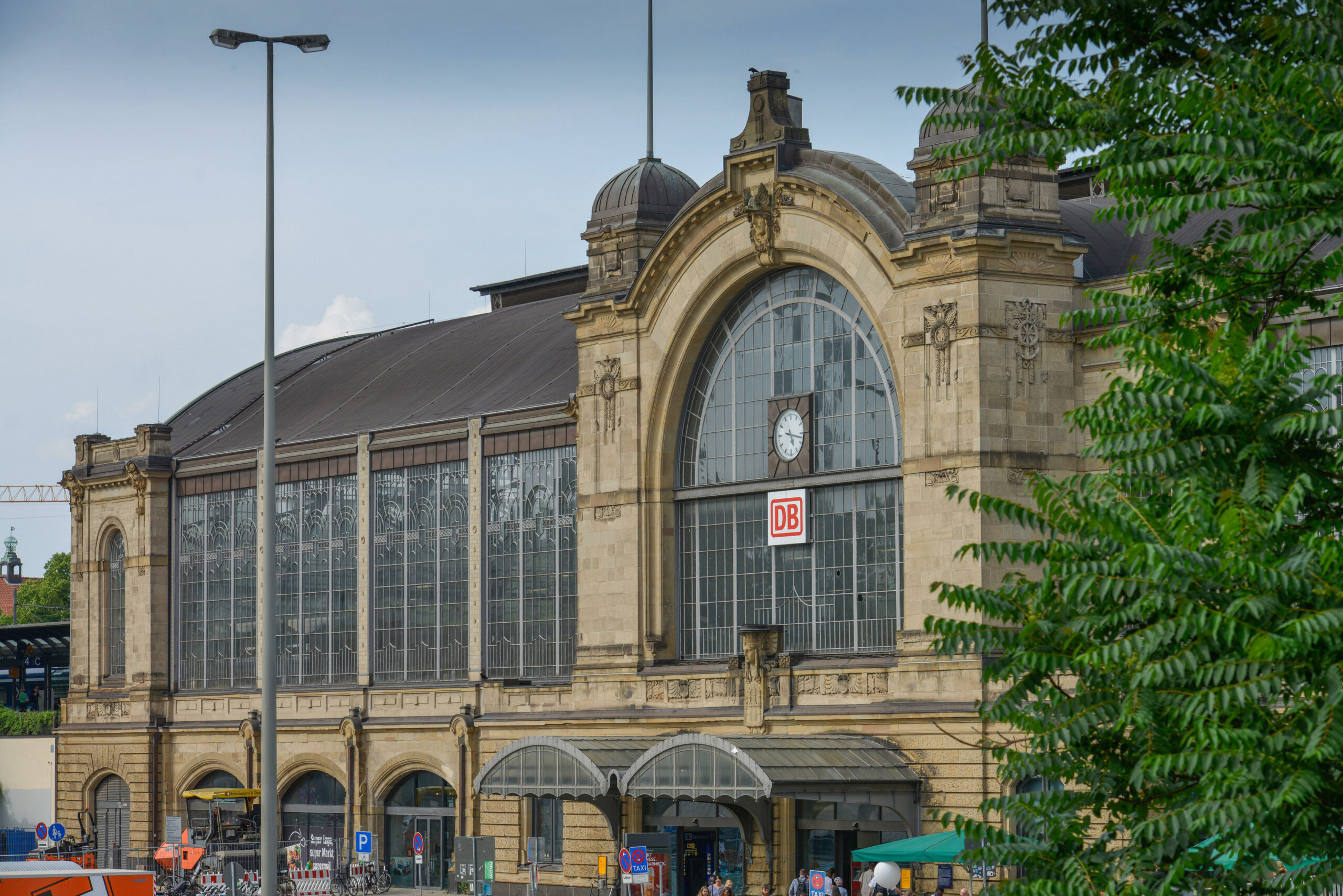 Der Bahnhof Dammtor wirkt verlassen: Kaum ein Geschäft hat geöffnet