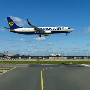 Eine Ryanair-Maschine landet in Hamburg (Symbolbild).