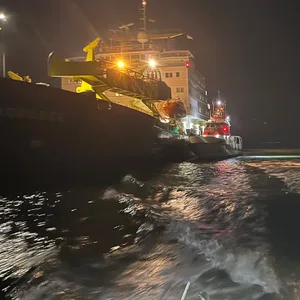 Der Patient musste von dem Baggerschiff mithilfe einer Trage auf den Seenotrettungskreuzer transportiert werden.