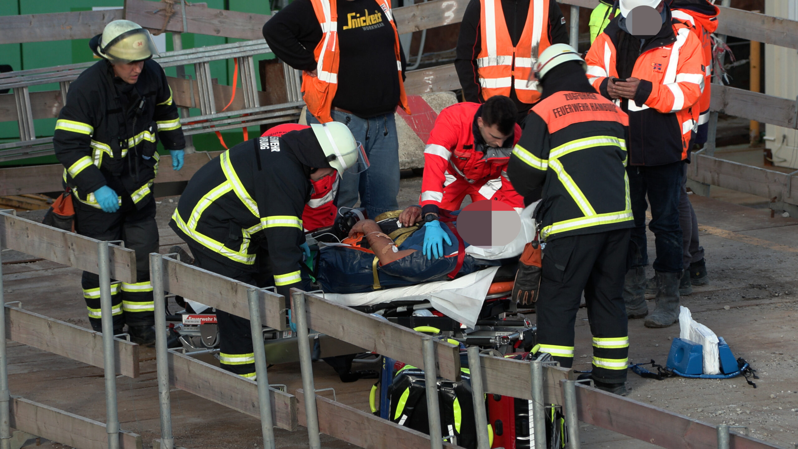 Rettungskräfte versorgen den verletzten Arbeiter.