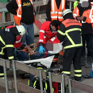 Rettungskräfte versorgen den verletzten Arbeiter.