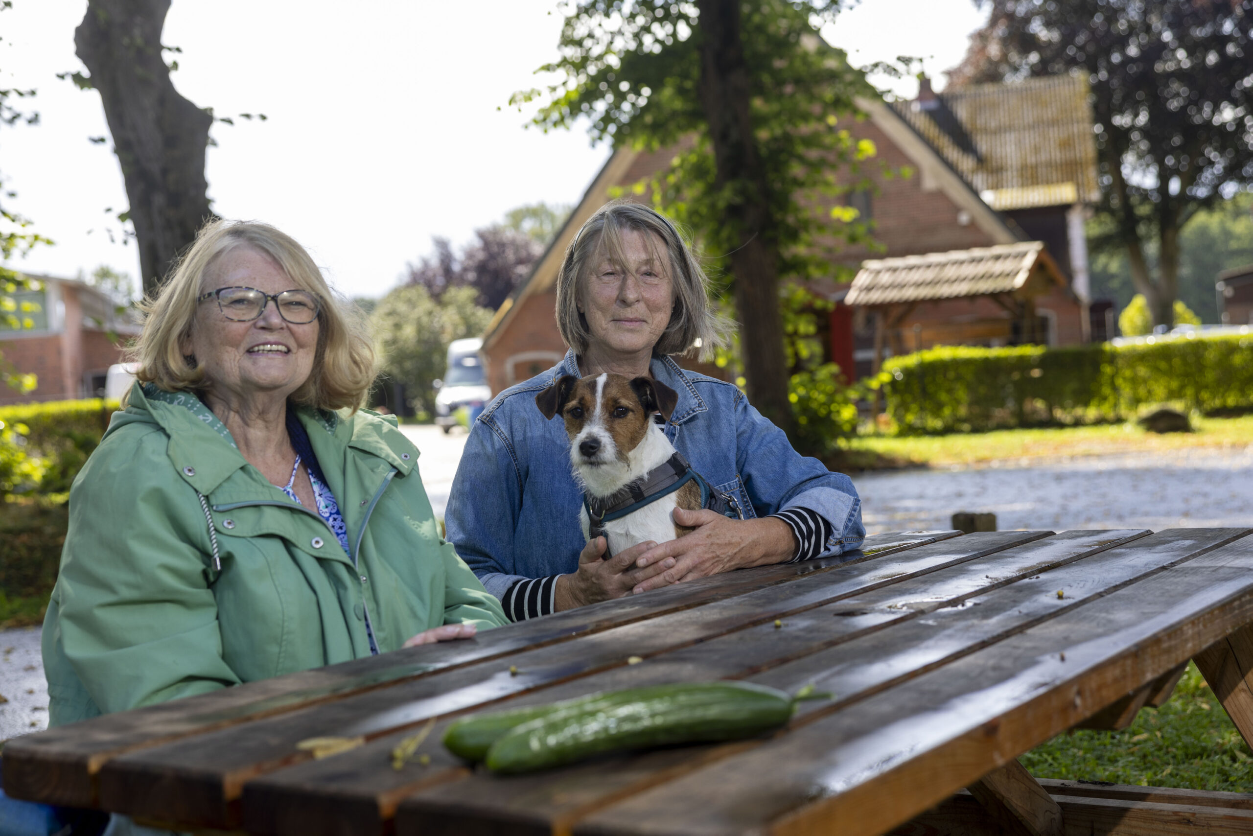 Marion Wengenroth (l., 77) und Ines Lessing (69) sitzen am Bergstedter Markt.